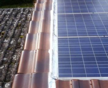 Les pathologies des installations photovoltaïques en toiture : quand l’innovation fait déraper