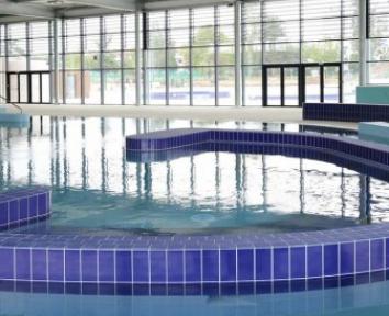 Un centre aquatique dans un parc urbain à Montauban