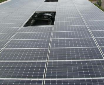 La Commission européenne taxe provisoirement les importations de panneaux solaires chinois.