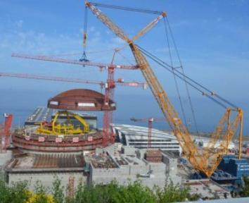 La plus grande grue du monde pose le dôme de la centrale de Flamanville
