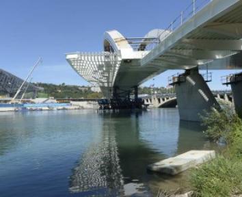 Le pont Raymond-Barre enfin en place sur le Rhône