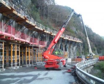 En Haute-Savoie, une casquette de béton coiffe la route blanche