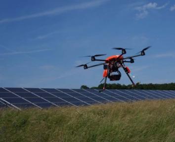 Des drones surveillent des panneaux solaires : premiers pas de Bouygues à Sourdun