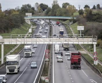 Ecotaxe: le gouvernement « a décidé de résilier » le contrat avec Ecomouv’