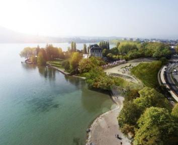 Architecture minimaliste en rive du lac d’Annecy