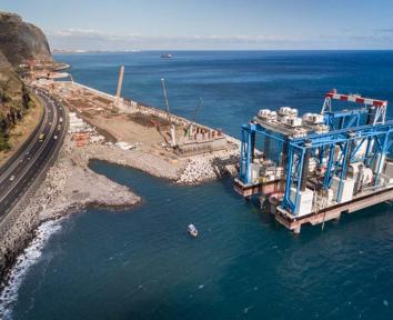 Nouvelle Route du Littoral : les premières piles du viaduc du Littoral sortent de mer